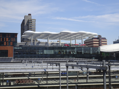 904441 Gezicht op de noordzijde van het Centraal Station te Utrecht, vanaf het Stadsplateau, met op de achtergrond het ...